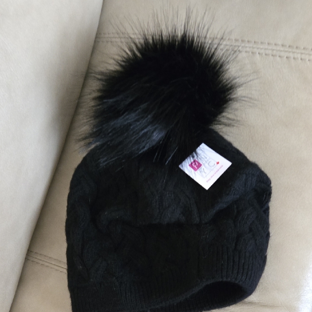 Chic Black Cable Knit Women's Hat with Pom-Pom Cashmire Viscose